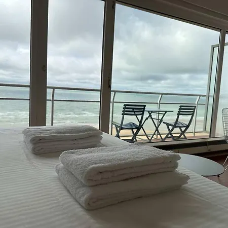 With Fantastic Seaview أوستيند